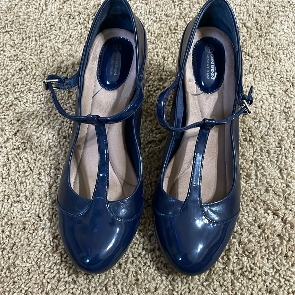 Giani Bernini Memory Foam Pumps. Like New. Women’s size 9M. Navy blue.